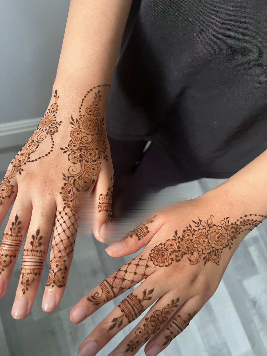 Statement henna design with bold centre motif