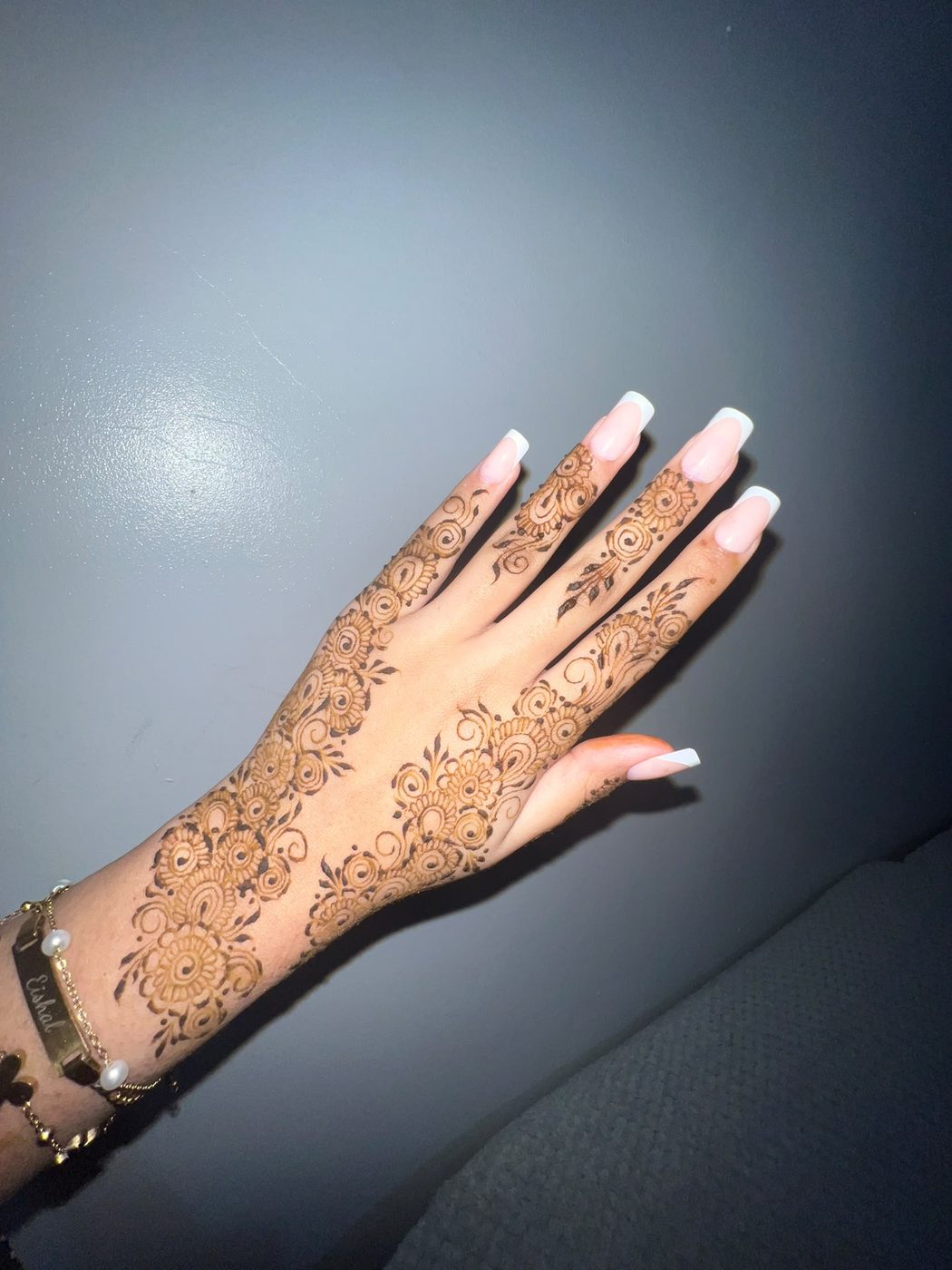 Simple minimal henna vine design